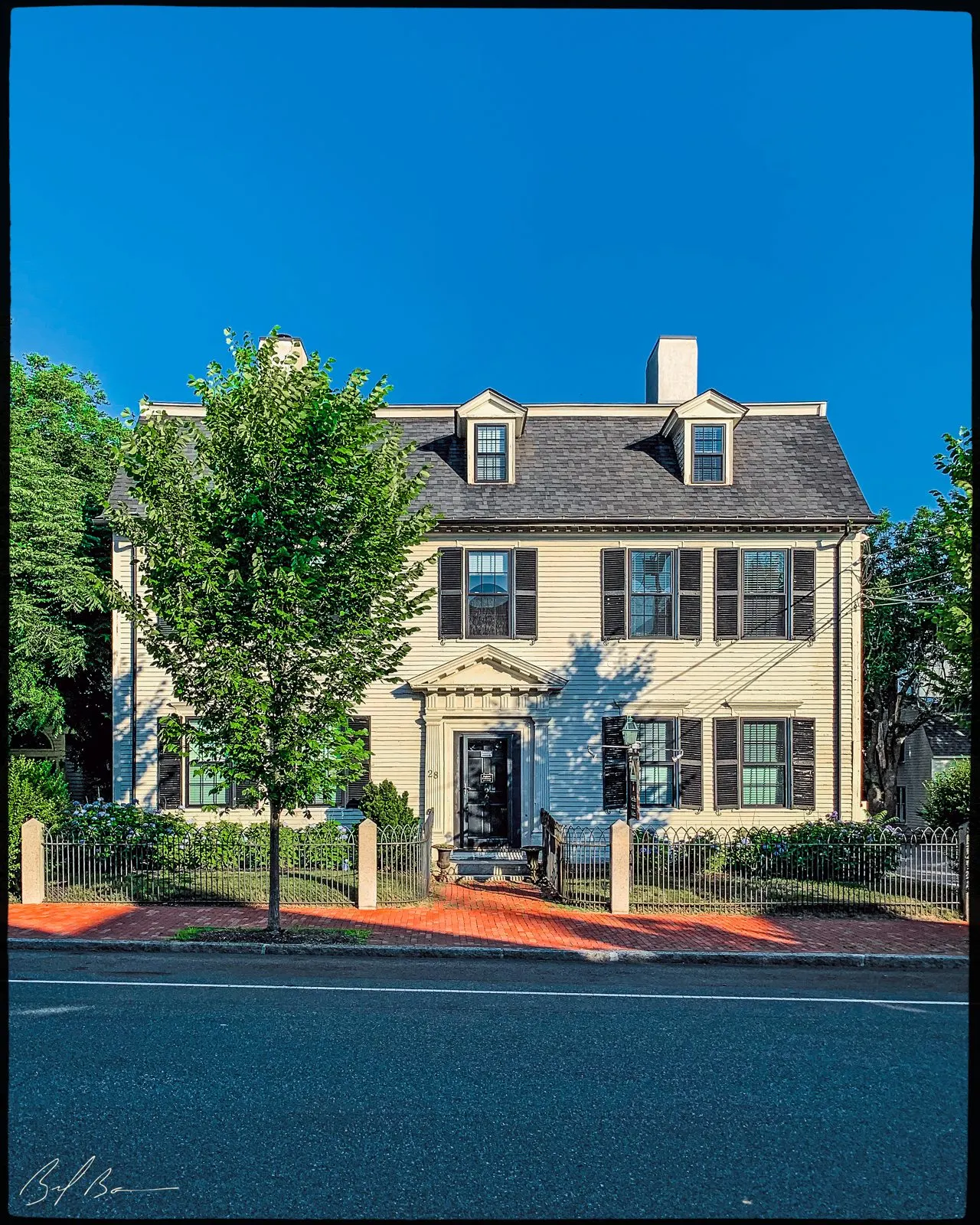 28 Green Street, a gambrel-roofed Georgian house with three dormers